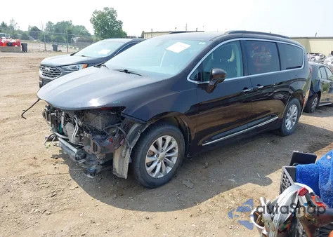 2017 Chrysler Pacifica Touring-L z USA, uszkodzony, nr VIN 2C4RC1BG3HR831590